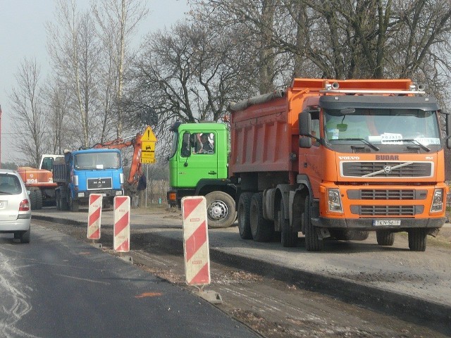 Roboty drogowe utrudniają ruch na drodze na Łódź m.in. w Sangrodzu