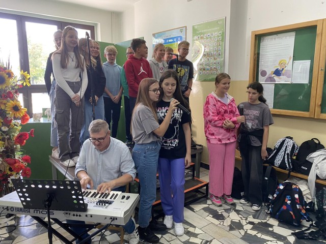 Uczniowie z Granowa zaprezentowali swoje talenty. W szkole odbył się happening z okazji Międzynarodowego Dnia Muzyki