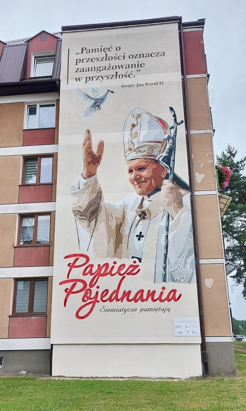 Mural z postacią Świętego Jana Pawła II ozdabia jedną ze...