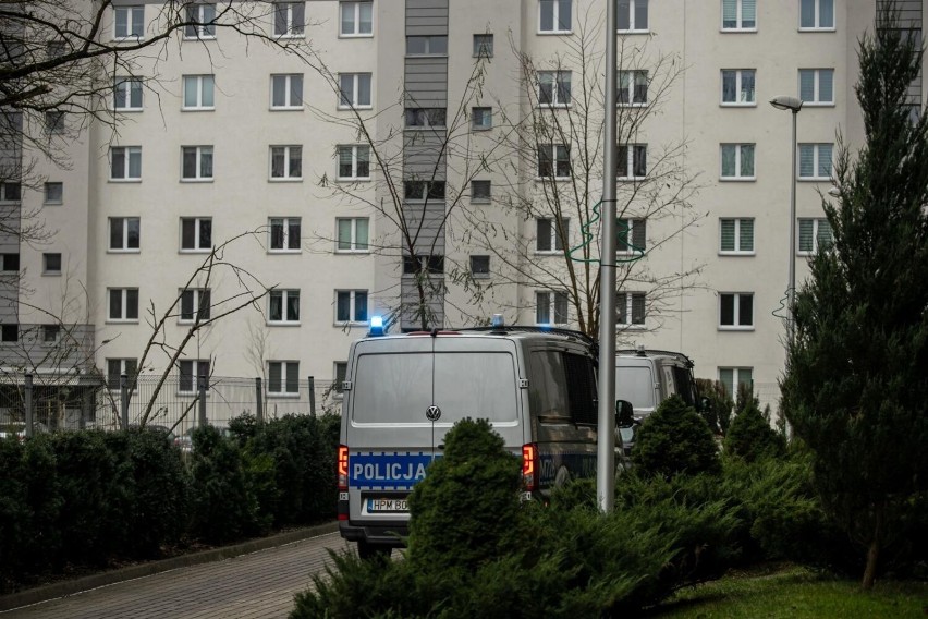 Na dachu bloku znaleziono wózek dziecięcy, telefon komórkowy...