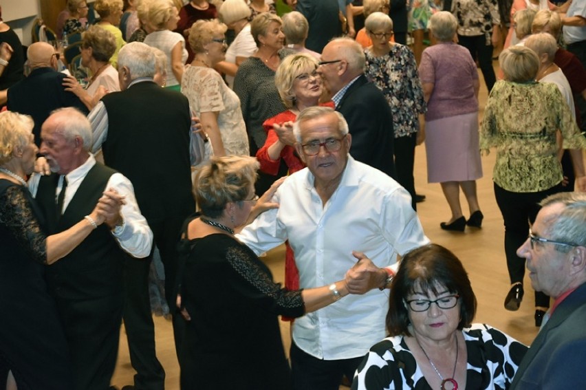 Tańcem przez życie, seniorzy się bawią w Legnicy [ZDJĘCIA]