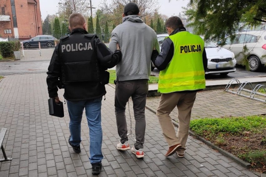 Mężczyzna i kobieta zostali w poniedziałek doprowadzeni do...