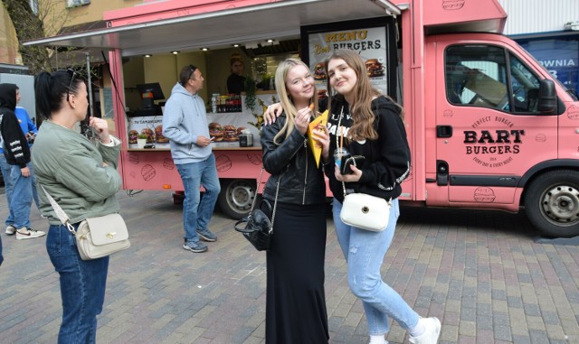 Food Truck Festivals na chełmskim deptaku. W piątek po południu wśród smakoszy kuchni z różnych stron świata nie brakowało młodzieży.