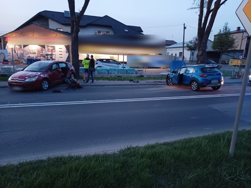 Wypadek w Pajęcznie. 67-latek zasnął za kierownicą, ranna dwójka dzieci 