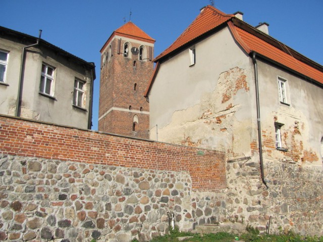 Części mur&oacute;w zostały wykorzystane jako fundamenty budynk&oacute;w mieszkalnych. Fot. A. Sobiecki