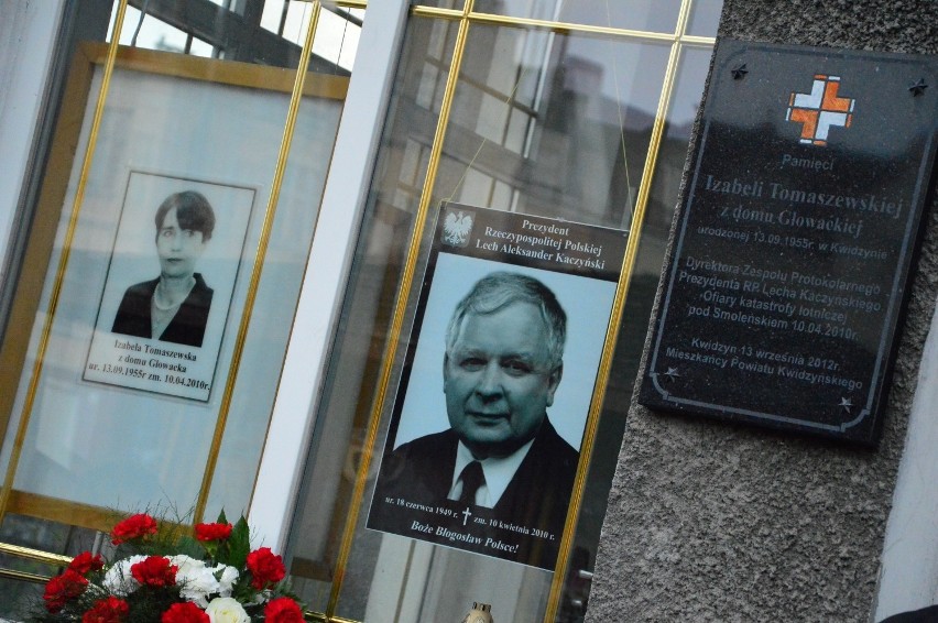 9. rocznica katastrofy smoleńskiej. Przemarsz ulicami Kwidzyna i kwiaty pod tablicami pamięci
