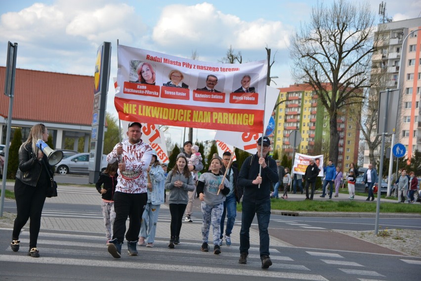 Protest przeciwko planom możliwej likwidacji parkingu i pawilonów przy ulicy Bydgoskiej i Okólnej w Pile [ZDJĘCIA]