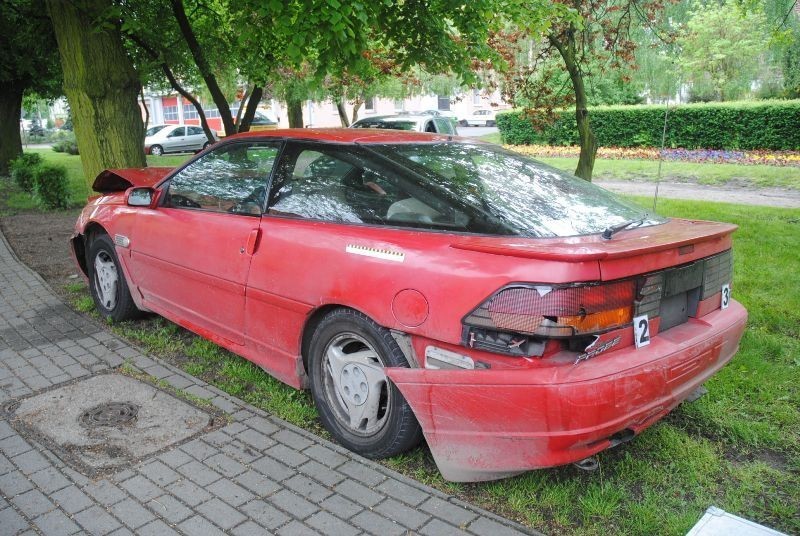 Kościan: kierowca uciekał przed policją, na ul. Bączkowskiego wjechał w drzewo