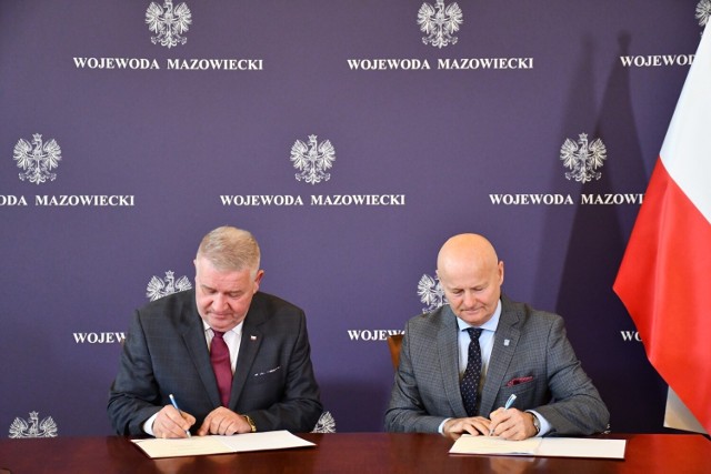Burmistrz gminy i miasta Grójec, Dariusz Gwiazda (po prawej) podczas podpisania oficjalnej umowy o udzielenia dofinansowania na budowę ulicy Wiatracznej w Grójcu.