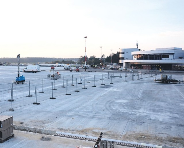 Modernizacja lotniska w Goleniowie jest już na półmetku. Prace ...