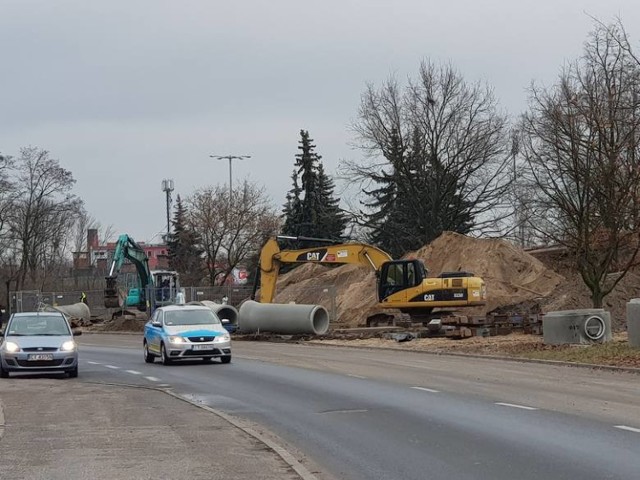 Plac Chrapka w ostatnich miesiącach zmienia się nie do poznania. Wszystko to za sprawą trwającą w tym miejscu przebudową, która ma przede wszystkim poprawić bezpieczeństwo na tym skrzyżowaniu. Od najbliższego poniedziałku (18 marca) kolejne zmiany w tym rejonie. Tym razem dotyczą one placu Pokoju Toruńskiego.

Czytaj więcej na kolejnych stronach >>>> 