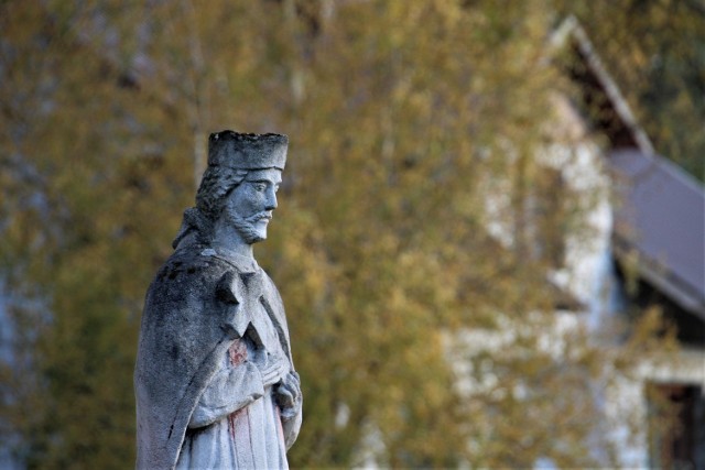 Jeden z nagrobków na cmentarzu w Górecku Kościelnym