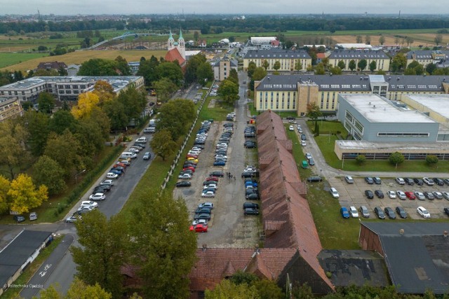 Wiceminister edukacji i nauki przekazał na ręce rektora Politechniki Opolskiej symboliczny czek o wartości 10 milionów złotych.