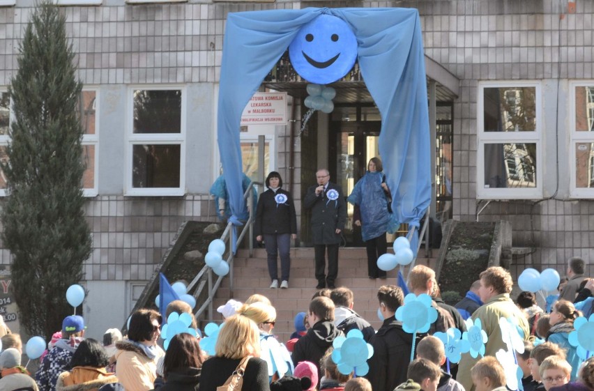 Światowy Dzień Autyzmu w Malborku [ZDJĘCIA]. Niebieski przemarsz ulicami miasta