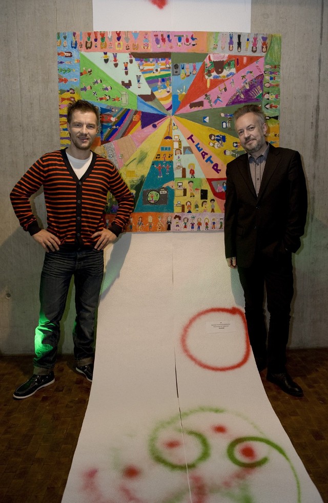 Ambasadorzy programu (Adam Sztaba i Piotr Kubiaczyk z zespołu De Mono) z pracą nadesłaną przez świetlicę z Przemyśla