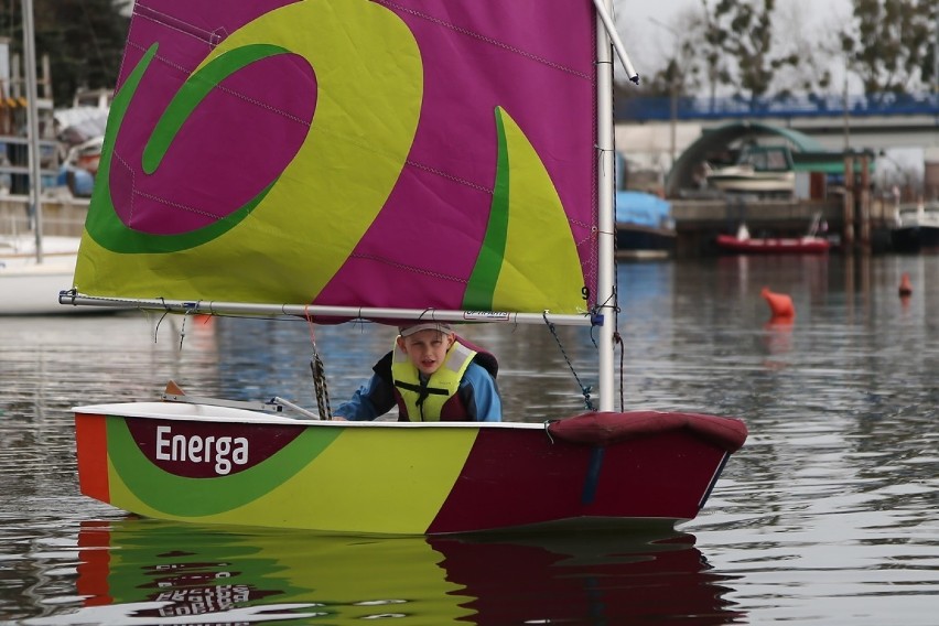 Podczas Energa Sailing dzieci uczą się, jak sterować łódką i...