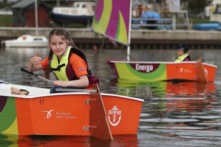 Podczas Energa Sailing dzieci uczą się, jak sterować łódką i...