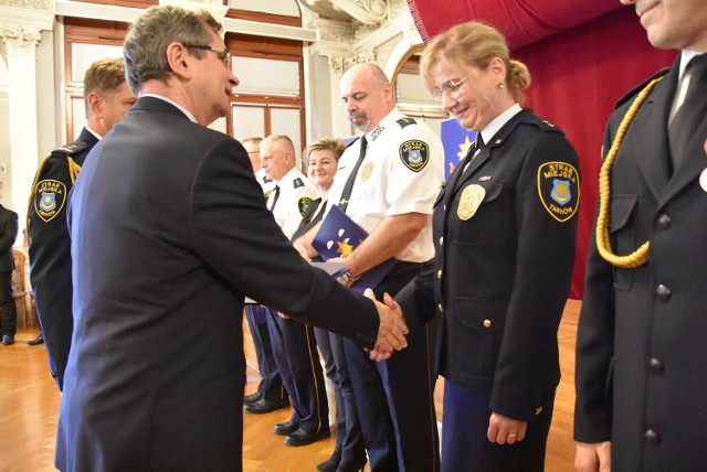 Strażnicy miejscy w Tarnowie otrzymali odznaczenia przyznane przez Prezydenta RP oraz nagrody od samorządu