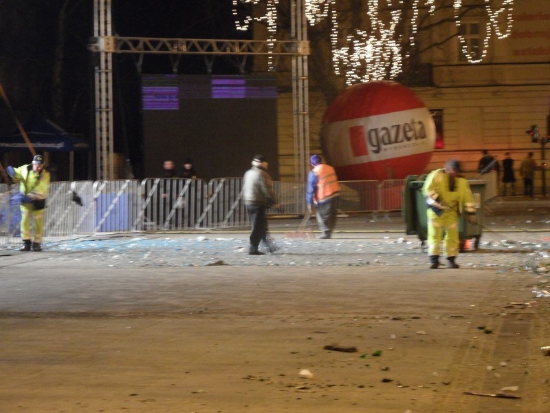 Sprzątanie Placu Biegańskiego po Sylwestrze 2013