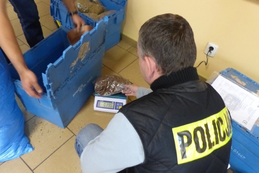 Policja w Kaliszu: 43-latek handlował nielegalnym tytoniem i...