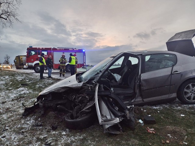 Do zderzenia peugeota z ciężarówką doszło tuż przed godziną 7