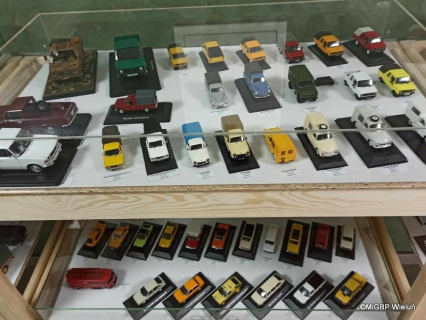 Ponad 800 miniatur samochodów z epoki PRL-u na wystawie w MiGBP w Wieluniu