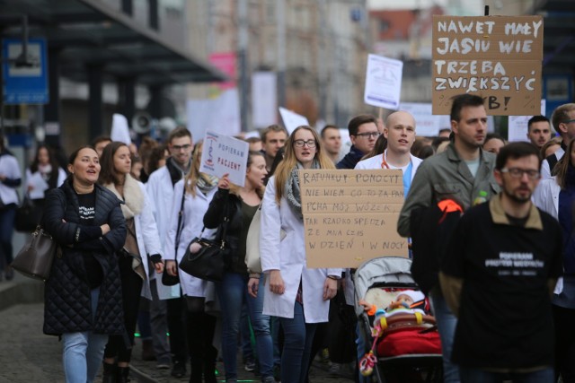 Przez Katowice przeszedł marsz poparcia dla rezydentów