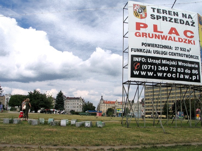 Sierpień 2004 roku, plac Grunwaldzki wystawiony na sprzedaż