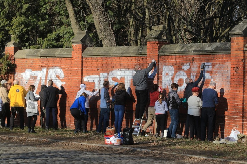 Wrocławianie mówią "nie" wandalom, którzy zniszczyli żydowski cmentarz (ZOBACZ ZDJĘCIA)