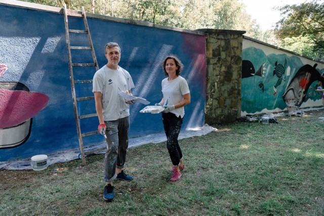 Artyści Agnieszka Sojka-Swoboda (Agula Swoboda) i Sławomir Konieczniak stworzyli murale po wewnętrznej stronie ogrodzenia śląskiego zoo. Znajdziemy je w pobliżu wybiegu z wielbłądami