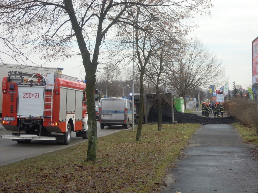 Częstochowa: ciężarówka przewożąca węgiel przewróciła się na Jagiellońskiej [ZDJĘCIA]