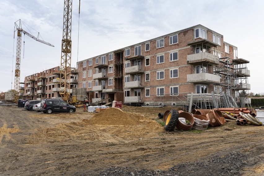 Budują się nowe bloki mieszkalne w Lublińcu. Jak wyglądają w...