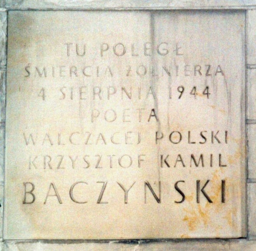 Tablica pamiątkowa na ścianie pałacu Blanka w Warszawie