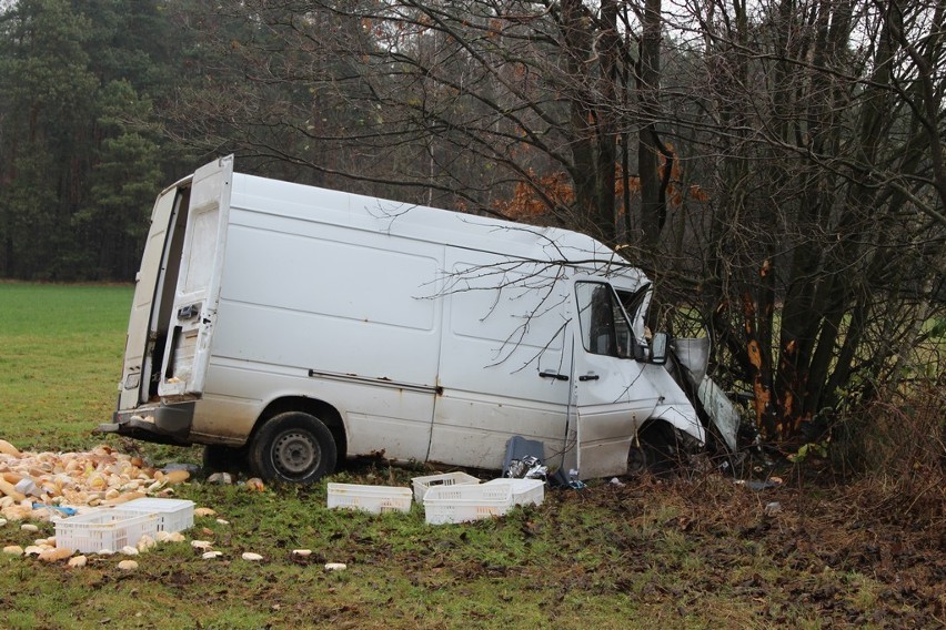 Wypadek w Paczuskach. Samochód z pieczywem wjechał w drzewo