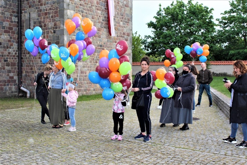 Była uroczysta msza, wypuszczono 860 kolorowych balonów...