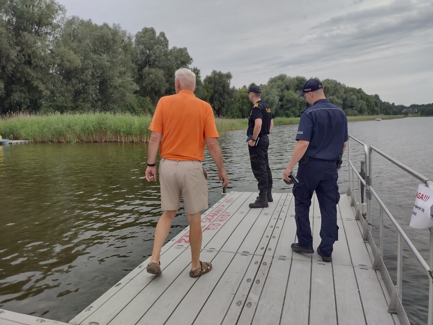 W powiecie kwidzyńskim policjanci, ratownicy WOPR i strażacy dbają o bezpieczny wypoczynek nad wodą i kontrolują kąpieliska