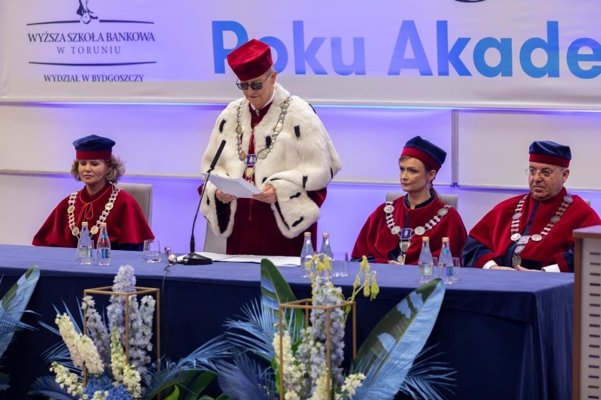 Łącznie w Wyższej Szkole Bankowej w Toruniu i Bydgoszczy...