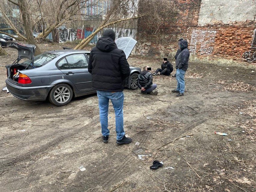 Kradzieże samochodów w Warszawie. Ukradli warte blisko 100 tysięcy BMW, mieli też "zlecenie" na saaba 