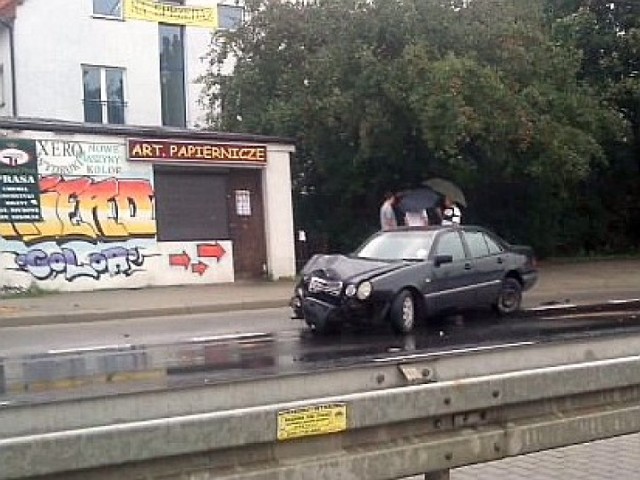 Trzy osoby zostały ranne po tym, jak kierowca mercedesa stracił ...