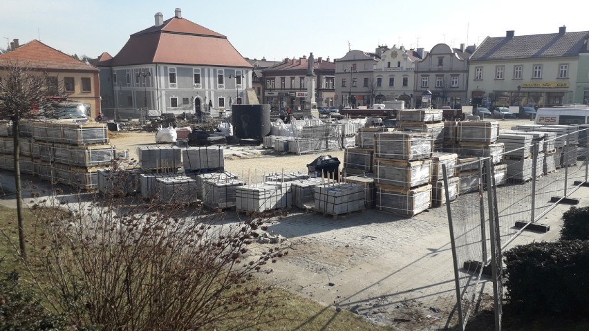 Centrum Bochni nabiera nowego blasku, w okolicy Szybu Sutoris pojawiła się nowa kostka - zobacz zdjęcia z rewitalizacji śródmieścia Bochni