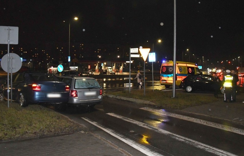 Wypadek trzech aut na skrzyżowaniu w Kielcach. Ranna dziewczynka [WIDEO, ZDJĘCIA]