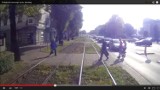 Częstochowa: Wpadł pod tramwaj... i miał szczęście [WIDEO]