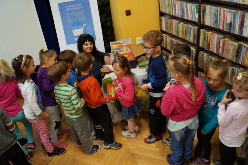 Biblioteka w Nędzy gościła znaną pisarkę, Elżbietę...