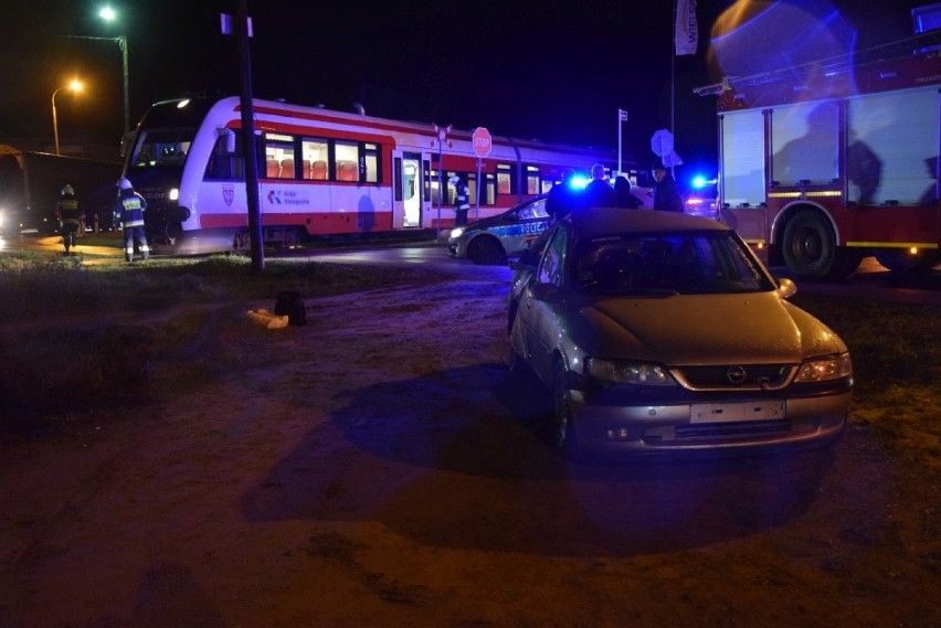 Samochód wjechał w szynobus na ulicy Bartodziejskiej w Wągrowcu 