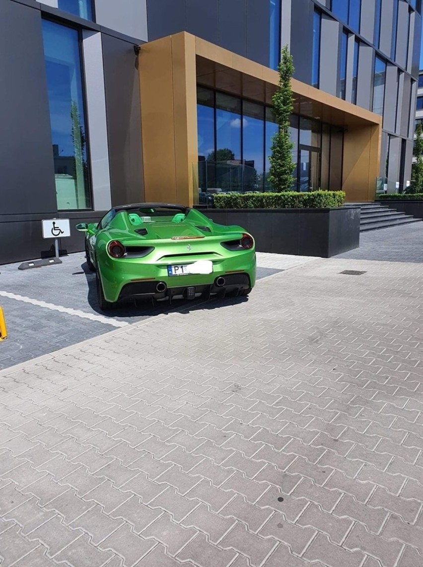 Zielone Ferrari 488. Mielno pechową miejscowością dla...