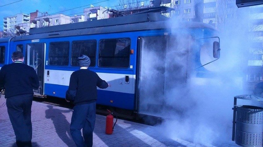 Dym wydobywa się z tramwaju linii 52.