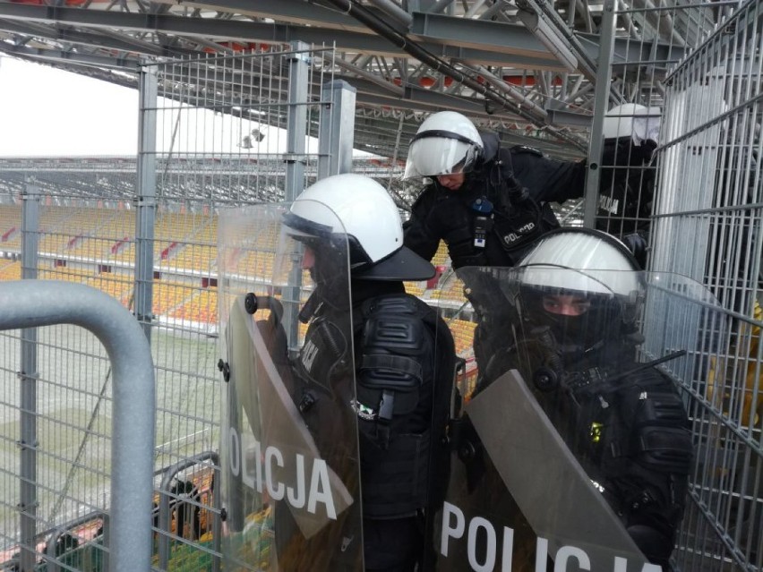 Policja na stadionie miejskim w Białymstoku. Porządek podczas imprez sportowych musi być  [zdjęcia]    