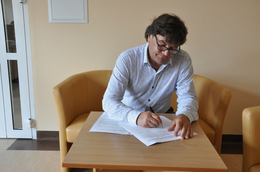 Umowa na przebudowę biblioteki w Prabutach podpisana. Na czas remontu ze zbiorów będzie można korzystać w PCKiS