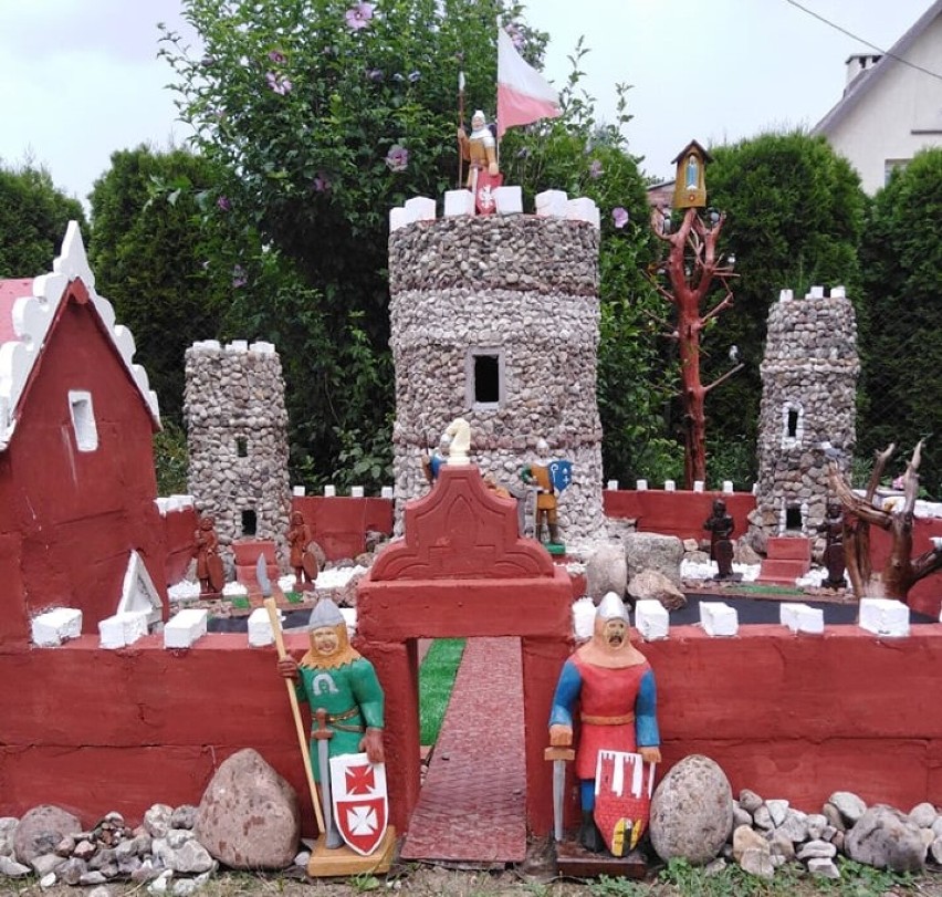 Malbork. Rzeźbiarz Krzysztof Lipiec zbudował nowy zamek. Miniaturowa budowla wzbogaciła jego ogrodową kolekcję
