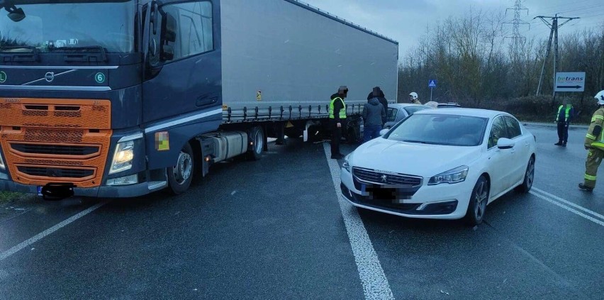 Wypadek w gminie Kamieńsk. Zderzenie osobówki z ciężarówką w Ruszczynie. ZDJĘCIA